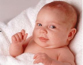 婴儿戴拇指相机吃瓜